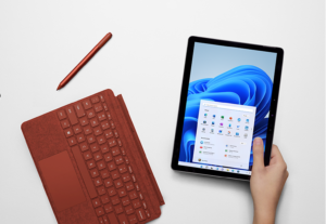 micro Microsoft Surface auf einem Tisch